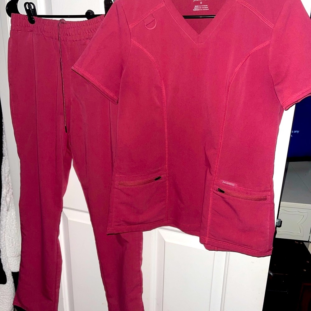 Jaanuu Scrub Set. Limited edition. Warm Berry
